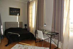 Un dormitorio con una cama, una mesa y una silla. en Domaine de Bellevue, en Beaupuy