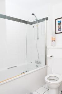 a bathroom with a shower and a toilet at Hullidays - King & Queen Ensuite in Hull +10 photos