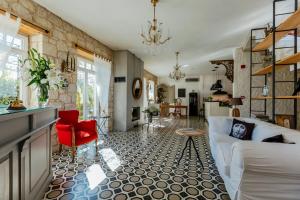 sala de estar con sofá blanco y silla roja en Alaçatı Casa Bella +12, en Alacati