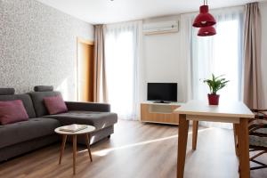 Televízia a/alebo spoločenská miestnosť v ubytovaní MH Apartments S. Familia