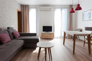 uma sala de estar com um sofá e uma mesa em MH Apartments S. Familia em Barcelona