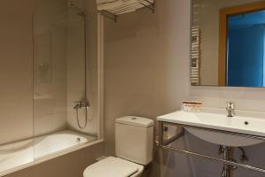 Kúpeľňa v ubytovaní MH Apartments S. Familia + 10 fotografií