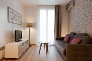 Televízia a/alebo spoločenská miestnosť v ubytovaní MH Apartments S. Familia
