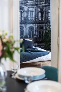 Lazenska N4 Residence في براغ: مرآة تعكس سرير في الغرفة