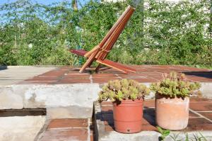 een houten statief bovenop een tafel met twee potplanten bij El Pago in Vaqueros