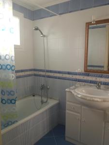 Et badeværelse på Benicasim Primera Linea + 31 billeder