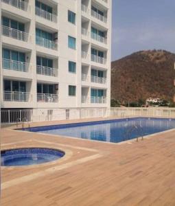 un gran edificio con piscina frente a un edificio en Apartamento Rodadero VICO, en Santa Marta