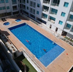 una vista aérea de una gran piscina frente a un edificio en Apartamento Rodadero VICO, en Santa Marta