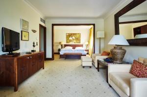 a hotel room with a bed and a living room at Bernstein Hotel Villa Kastania in Berlin