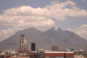 uma vista para uma cidade com uma montanha ao fundo em Hotel Parque Central em Monterrey