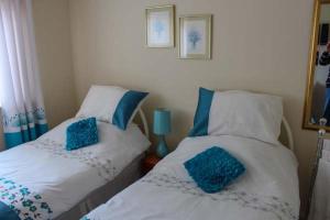 two beds sitting next to each other in a bedroom at Bridge End in Northallerton