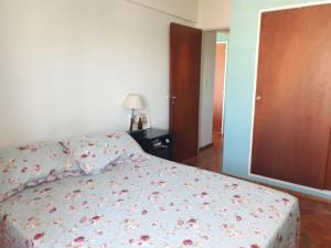 Ein Bett oder Betten in einem Zimmer der Unterkunft Departamento Vicente Lopez sobre Av Maipu