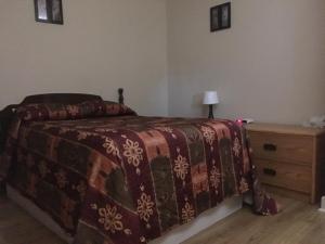 1 dormitorio con 1 cama y vestidor con manta en Fundy Spray Motel, en Middleton