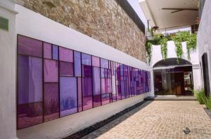 una pared de vidrieras en un edificio en Hotel Boutique MO17, en Querétaro