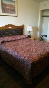 Tempat tidur dalam kamar di Ontario Inn