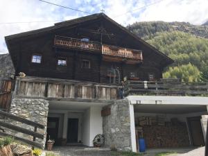 een groot houten huis met een balkon erboven bij Chalet sTyrolia in Sölden