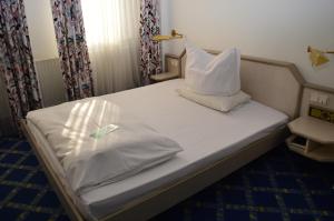 מיטה או מיטות בחדר ב-Boardinghaus zu Coburg Residenz