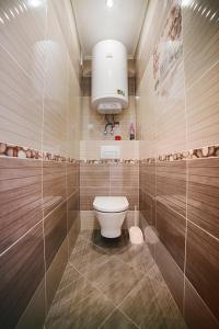 een badkamer met een wit toilet in een kamer bij 2-комн ЛЮКС в центре Вишенки in Vinnytsya