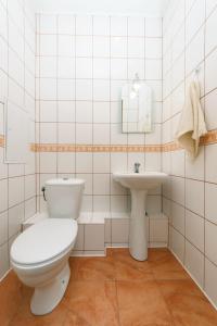 キーウにあるАхматовой 45のバスルーム(トイレ、洗面台付)