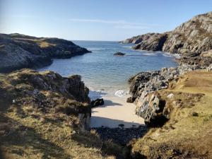 a view of the ocean from a rocky beach at Achmelvich View self catering in Lochinver
