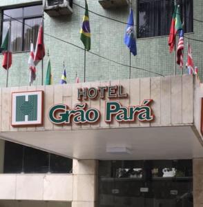 a hotel gran paraarma with a bunch of flags on a building at Hotel Grão Para in Belém