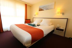 a hotel room with a large bed in a room at Albatros in Quiberon