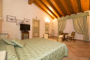 1 dormitorio con 1 cama, mesa y sillas en Hotel Adda, en Spino dʼAdda