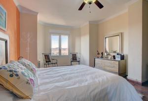 Un dormitorio con una gran cama blanca y una cómoda. en Los Picachos 10, en Ronda 35 fotos más