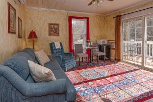 uma sala de estar com um sofá, cadeiras e uma mesa em Broad River Inn em Chimney Rock
