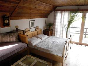 ein Schlafzimmer mit einem großen Bett und einem Fenster in der Unterkunft Letni byt in Povrly