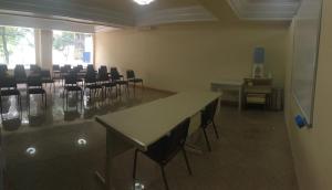 uma sala de aula com mesas e cadeiras em Hotel Grão Para em Belém
