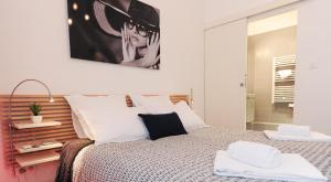 ニースにあるLa Salamandre à Niceのベッドルーム1室(壁に絵が描かれたベッド1台付)