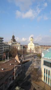 - une vue sur une rue de la ville avec un bâtiment blanc dans l'établissement ECOmfort Apartment, à Kecskemét