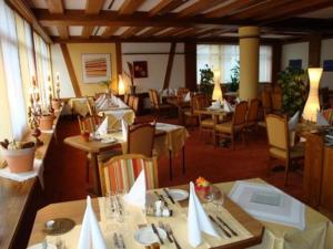 
Ein Restaurant oder anderes Speiselokal in der Unterkunft Hotel Restaurant Le Chalet 

