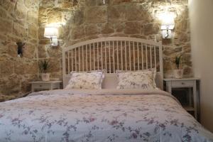 een slaapkamer met een groot bed met 2 nachtkastjes bij Atlantida Apartment in Split