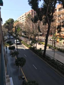 トレントにあるpiso centrico cerca de valencia en torrentの木々や歩道のある通りの景色