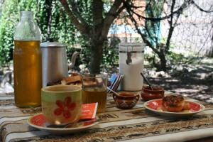una mesa cubierta con tazas y platos de comida y bebida en Onda Verde Hostal in 