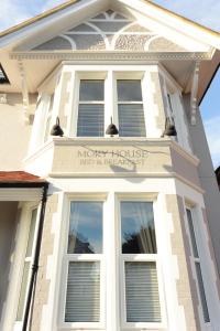 Una casa con un letrero en la parte delantera. en Mory House, en Bournemouth