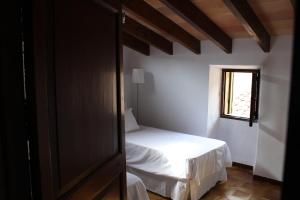 una camera con un letto bianco e una finestra di Rectoria 6 a Valldemossa