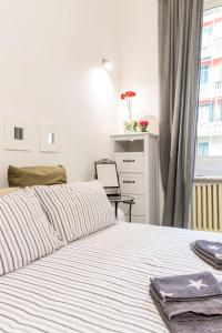 ミラノにあるCasa Tibaldi - Bocconiのベッドルーム1室(ベッド1台、ドレッサー、窓付)