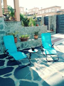 twee stoelen en een tafel op een patio bij Alondra in Olías del Rey