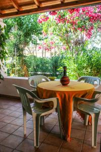 Κήπος έξω από το Nireas Resort Corfu