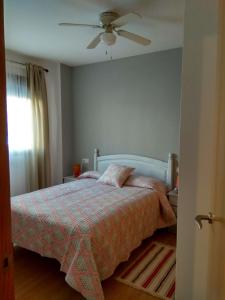 1 dormitorio con 1 cama y ventilador de techo en Apartamento Granada Monachil I, en Monachil