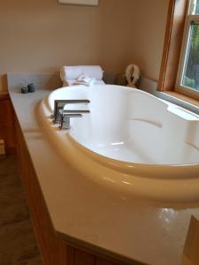 Mynd úr myndasafni af Reef Point Oceanfront Bed and Breakfast í Ucluelet