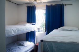 卡塔赫纳Hotel Paseo Bolivar的带窗户的房间里有两张双层床