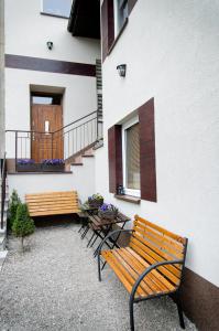 dos bancos y una mesa en un patio en Kamienica, en Uniejów
