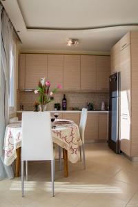 A kitchen or kitchenette at Dreamy Home by the Sea