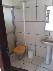 ein Badezimmer mit Toilette und Waschbecken in der Unterkunft Casa na Praia - Uma quadra do mar in Itapoa + 54 Fotos