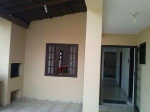 ein Gebäude mit einem Fenster an der Seite in der Unterkunft Casa na Praia - Uma quadra do mar in Itapoa