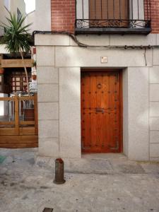 una puerta de madera en el lateral de un edificio en Real, en Toledo
